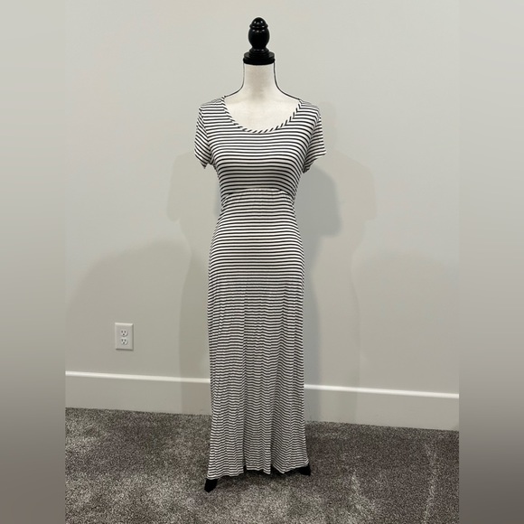 Olivia Rae Dresses & Skirts - Olivia Rae Maxi Dress